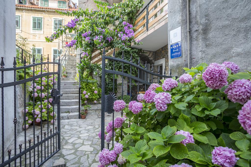 Apartments Sara Хвар Экстерьер фото