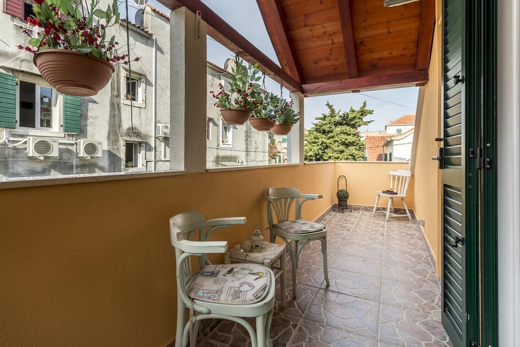 Apartments Sara Хвар Экстерьер фото